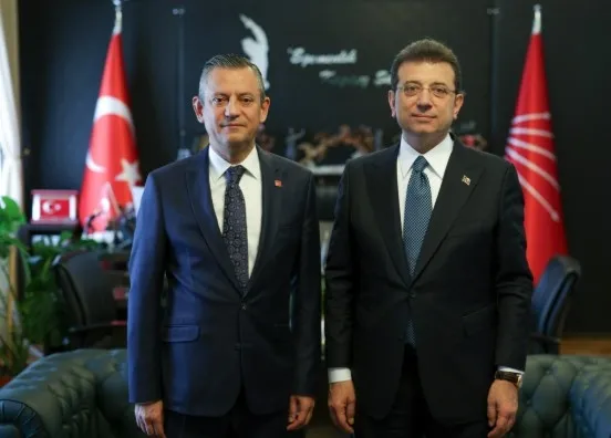 CHP Genel Merkezi’nden İmamoğlu’na pankartlı gönderme: “Siyaset zenginleşme aracı değildir”-3