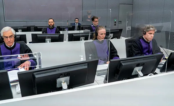 istifa-eden-kosova-cumhurbaskani-hasim-thaci-laheyde-ilk-kez-hakim-karsisina-cikti-1604941128881.jpg İstifa eden Kosova Cumhurbaşkanı Haşim Thaçi, Lahey'de ilk kez hakim karşısına çıktı-4