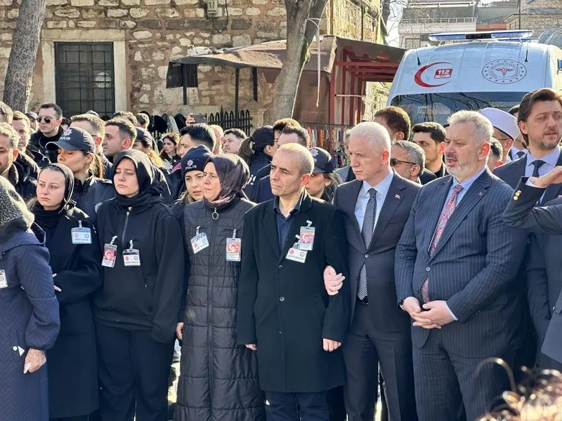 kalp-masajiyla-hayata-dondurulup-aci-haber-gelmisti-sehit-polis-memuru-mustafa-aydin-son-yolculuguna-ugurlandi-1774968982178.jpeg Kalp masajıyla hayata döndürülüp acı haber gelmişti: Şehit polis memuru Mustafa Aydın son yolculuğuna uğurlandı-4