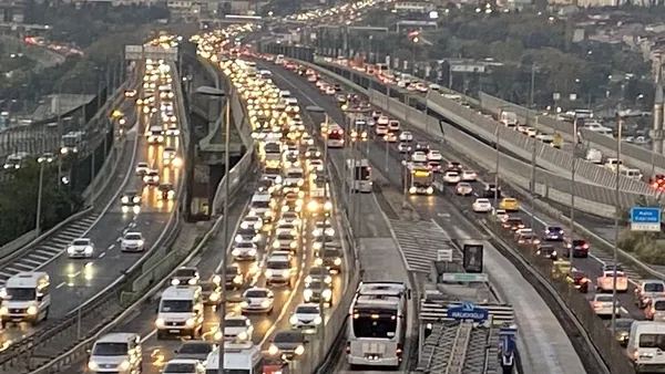 Son dakika: İstanbul'da okulların açılmasıyla birlikte trafik yoğunluğu oluştu!-4