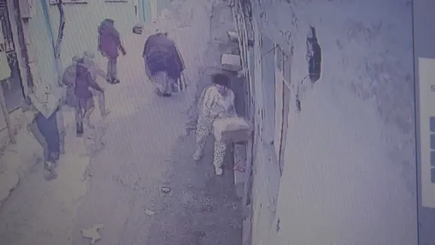 Bursa'da akılalmaz olay! Ağzında sigarayla sokaktaki doğalgaz sayacının borusunu kesti-4