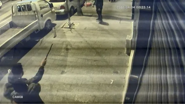 istanbulda-dehset-anlari-doner-bicagiyla-saldiran-genci-tabancayla-vurdu-1617780687159.jpg İstanbul'da dehşet anları! Döner bıçağıyla saldıran genci tabancayla vurdu-3