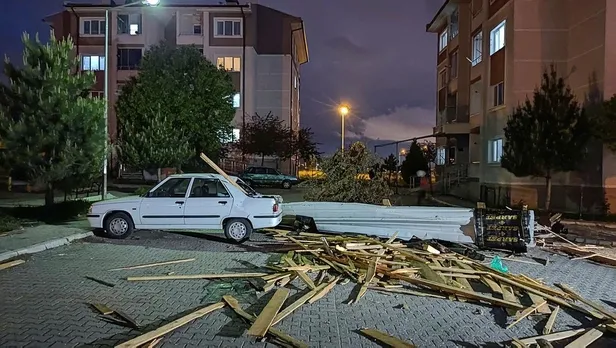Şiddetli rüzgar nedeniyle uçan çatı korku dolu anlar yarattı-5