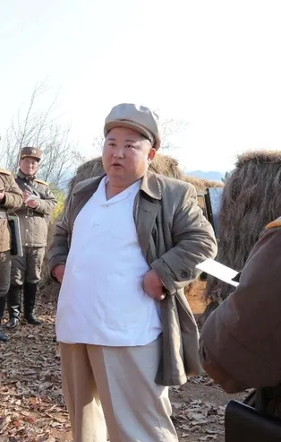 Kuzey Kore lideri Kim Jong-un koronavirüse meydan okudu: Maske ve eldivensiz bir şekilde askeri tatbikatta!