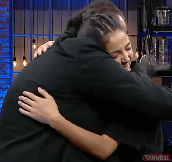 Masterchef Ayyüce bambaşka biri oldu 'camsız evde yaşadım' diyordu! Pembe saçlarını gören küçük dilini yuttu Ayyüce Kamit... - 13