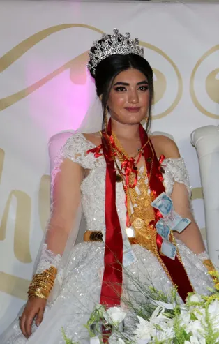 Yok böyle düğün! Kilolarca altın, yüz binlerce lira takıldı