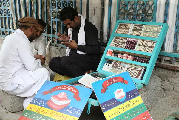 pakistanda-fakirler-sokak-discilerinde-tedavi-oluyor-1629540379098.jpg Pakistan'da fakirler sokak dişçilerinde tedavi oluyor-4