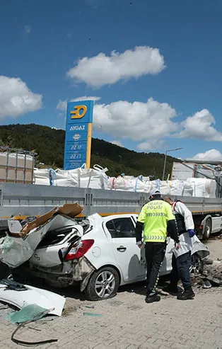 Bolu'da katliam gibi kaza! Tırların arasına girdi hurdaya döndü: 3 ölü, 1 yaralı