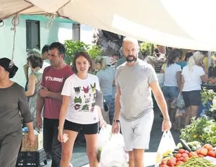 Lüks arabayla köy pazarına