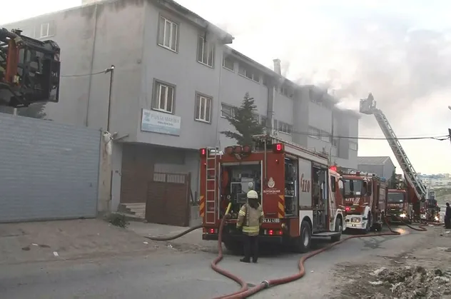 İstanbul'da korkutan yangın! Kullanılamaz hale geldi