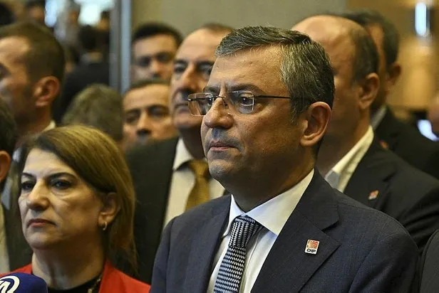 ilk-gunden-kaos-ekrem-imamoglu-ve-ozgur-ozel-arasinda-kriz-patlak-verdi-pm-ve-ydk-seciminde-buyuk-pazarlik-a-t-1699210101995.jpeg