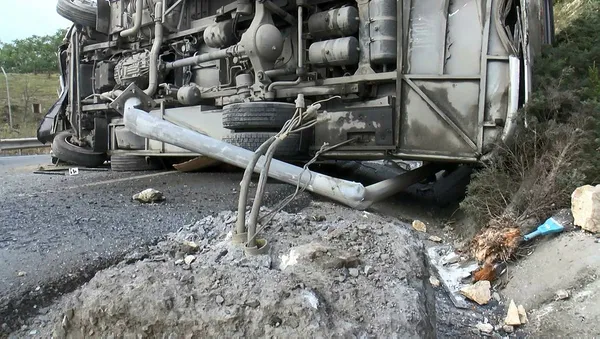 Başakşehir'de servis minibüsü devrildi: 6 yaralı-1