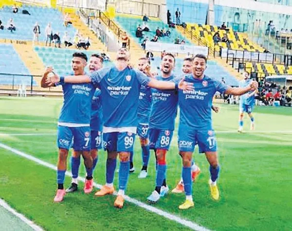 galatasarayin-arjantinli-yildizi-mauro-icardi-yine-gonulleri-fethetti-iste-o-goruntuler-1698875943160.jpeg Galatasaray’ın Arjantinli yıldızı Mauro Icardi yine gönülleri fethetti! İşte o görüntüler...-9