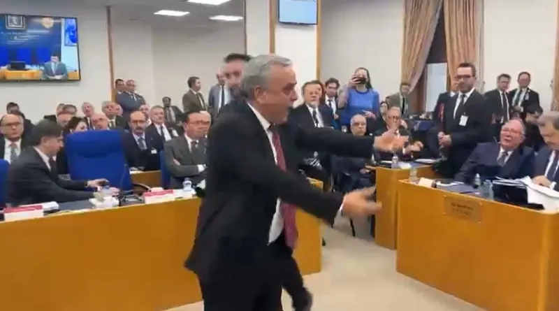 chp-yangin-yeri-imamoglu-aklansin-diyen-vekile-hirsiz-dendi-vekil-mecliste-hem-chpyi-hem-fondas-halk-tvyi-prot-1763977972287.jpeg "Parti yolsuzluktan arınsın" diyenlere cadı avı mı? CHP'li vekil Meclis'te CHP ve Halk TV'ye saydırdı | "Ali Mahir Başarır" iddiası-3