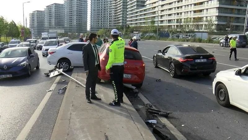 bagcilarda-zincirleme-kaza-5-arac-birbirine-girdi-1713251507812.jpeg Bağcılar'da zincirleme kaza: 5 araç birbirine girdi-3