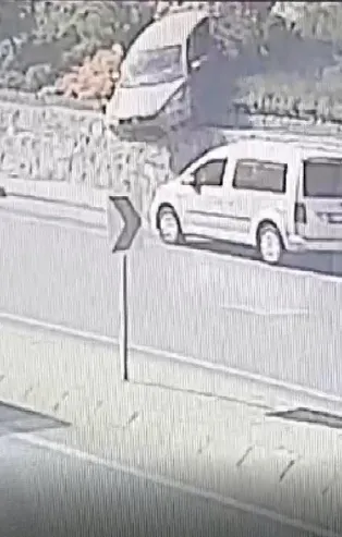 Kontrolden çıkan otomobil 20 metre yükseklikten yola böyle uçtu