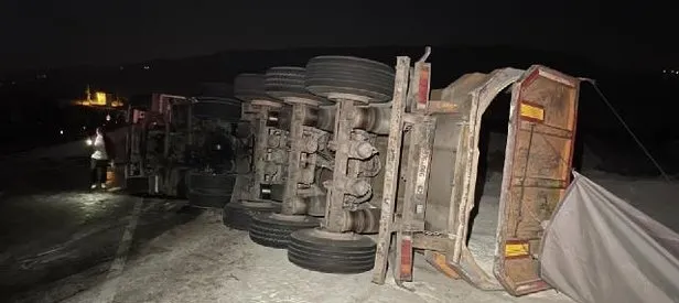 Karabük’te cam madeni yüklü tır devrildi