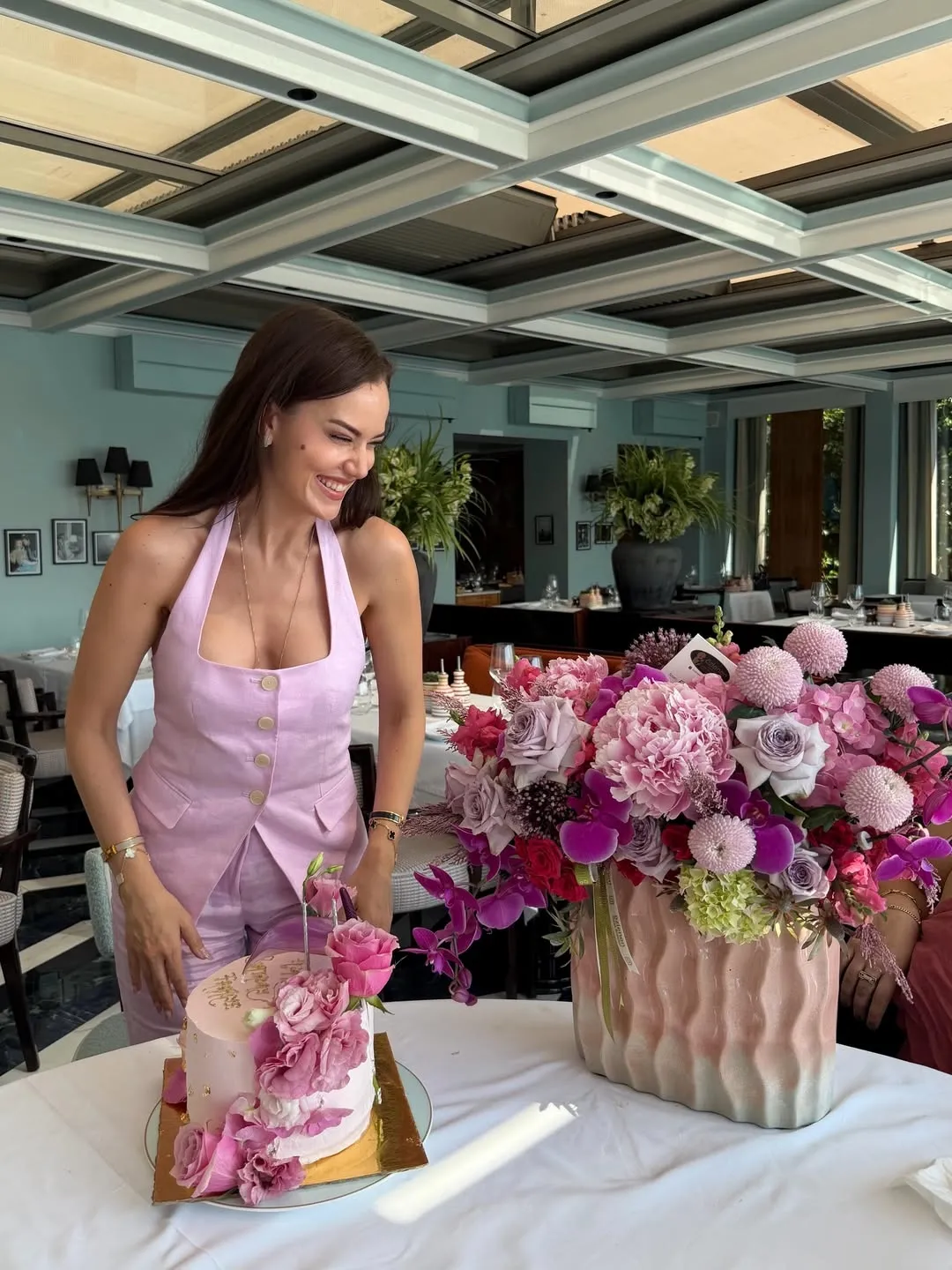 1780994348113.jpg Fahriye Evcen 40'ıncı yaş gününü çiçekler içinde kutladı: Doğum günü pozlarına Burak Özçivit'ten romantik yorum-5