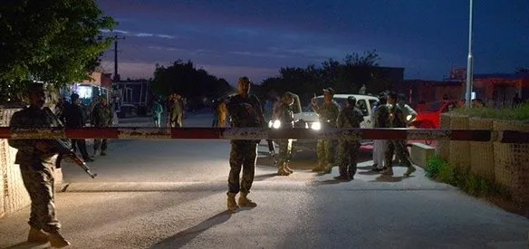 Afganistan'ın kuzeyindeki Belh vilayetinde bulunan 209. Şahin Kolordu Komutanlığına 10 askeri üniformalı kişi tarafından düzenlenen silahlı saldırıda 140 güvenlik görevlisi hayatını kaybetti