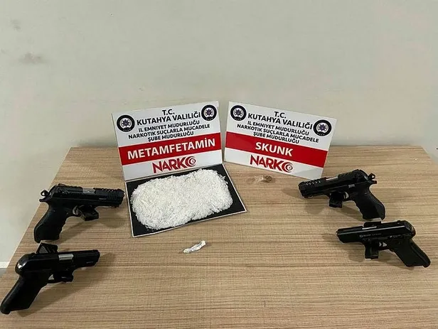 polisten-kacmadi-otomobilin-gizli-bolmelerinden-uyusturucu-ve-ruhsatsiz-silahlar-cikti-1663579144462.jpeg Polisten kaçmadı! Otomobilin gizli bölmelerinden uyuşturucu ve ruhsatsız silahlar çıktı-3