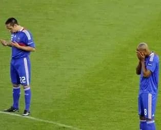 Namaz kılan futbolculara ceza