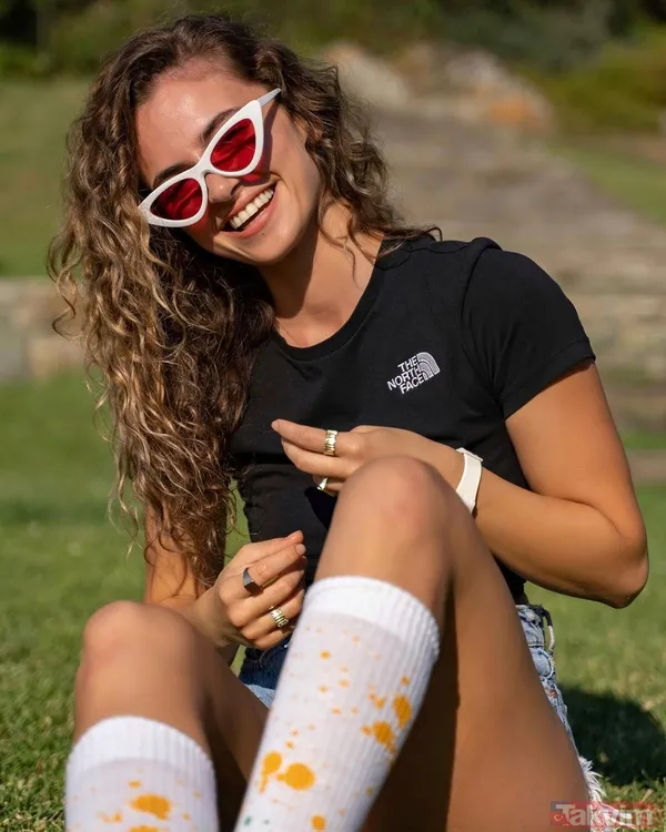 Survivor Batuhan Karacakaya ile yakalanmıştı! Aleyna Çalışkan mini şortunu çekip kendini çimlere attı! Demet Akalın tepkisiz kalmadı - 8