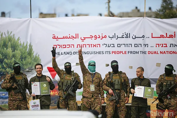 Gazze’de rehine takasına damga vuran an! İsrailli esir Kassam savaşçısını alnından öptü - 15