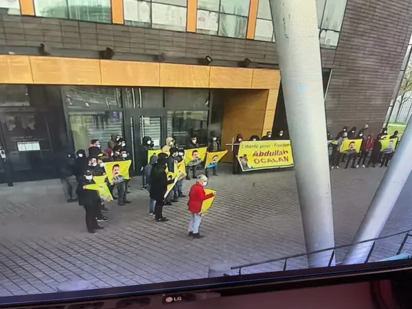 fransiz-polisi-avrupa-konseyinin-agora-binasina-giren-teror-orgutu-pkk-yandaslarina-mudahale-etti-1617644174469.jpg Fransız polisi, Avrupa Konseyi'nin Agora binasına giren terör örgütü PKK yandaşlarına müdahale etti-3