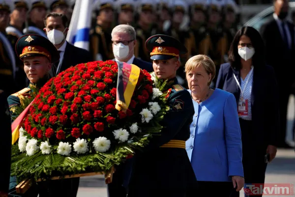 SON DAKİKA: Rusya Devlet Başkanı Putin Almanya Başbakanı Angela Merkel'e çiçek verdi - 4
