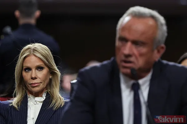 Cheryl'in Kennedy Jr'a "Beni Taşı Ya Da Başka Bir Şey Yap" Dediği Öğrenildi. Cheryl Hines Ve Kennedy'nin Temsilcileri İse Konuyla İlgili Herhangi Bir Açıklama...