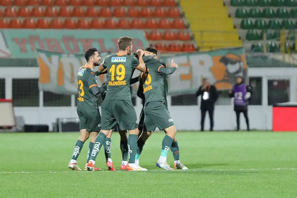 1646399971706.jpg Alanyaspor'un genç yıldızına 3 büyüklerden yakın takip-2