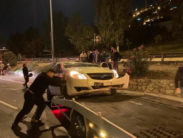 1667617193061.jpeg İzmir'de alkollü sürücü kaldırıma çarptı takla attı-2