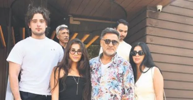 İzzet Yıldızhan ailesiyle birlikte kahvaltı yaparken objektiflere yansıdı!