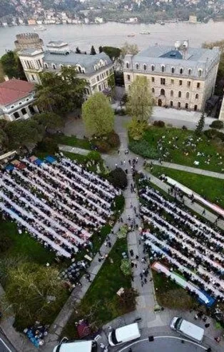 Binlerce genç Boğaziçi Üniversitesi'nde iftarda buluştu! Okul tarihinin en kalabalık iftarı...