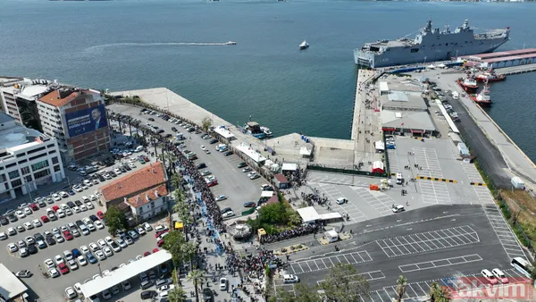 İzmir'de TCG Anadolu'ya 3'üncü de gününde büyük ilgi! Kilometrelerce kuyruk oluştu - 19