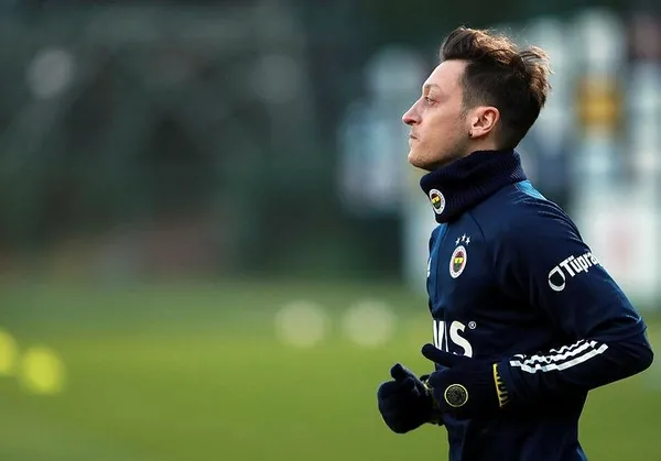 mesut-ozil-sahaya-indi-fenerbahcede-ilk-idmanina-cikti-1611504271588.jpeg Mesut Özil sahaya indi! Fenerbahçe'de ilk idmanına çıktı...-3