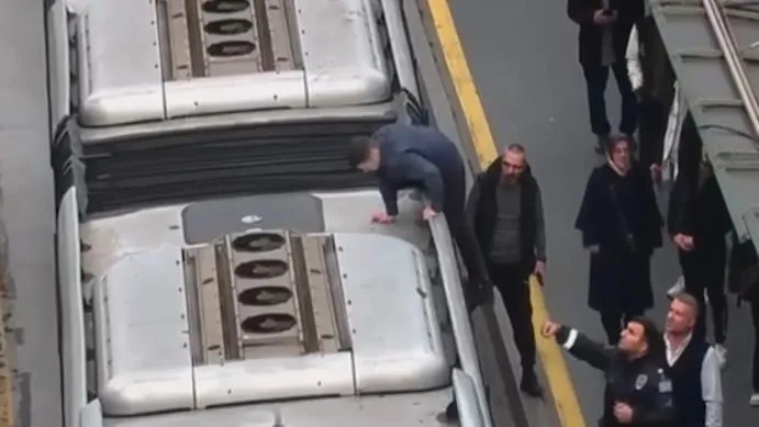 the-wang-videoz-nickili-sosyal-medya-fenomeni-izlenme-ugruna-canini-tehlikeye-atti-metrobusun-uzerinde-yolculu-1704295678576.jpeg 'The wang videoz' nickli sosyal medya fenomeni izlenme uğruna canını tehlikeye attı! Metrobüsün üzerinde yolculuk yaptı-2