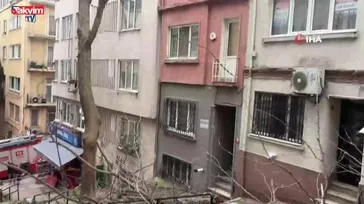 Beyoğlu’nda ağaç binanın üzerine düştü