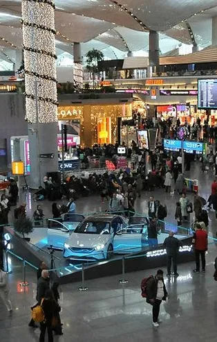 Yerli otomobil Togg İstanbul Havalimanı'nda görücüye çıktı! Yolculardan büyük ilgi