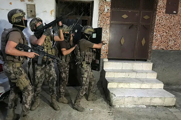 Adana'da şafak operasyonu! Çok sayıda adrese baskın