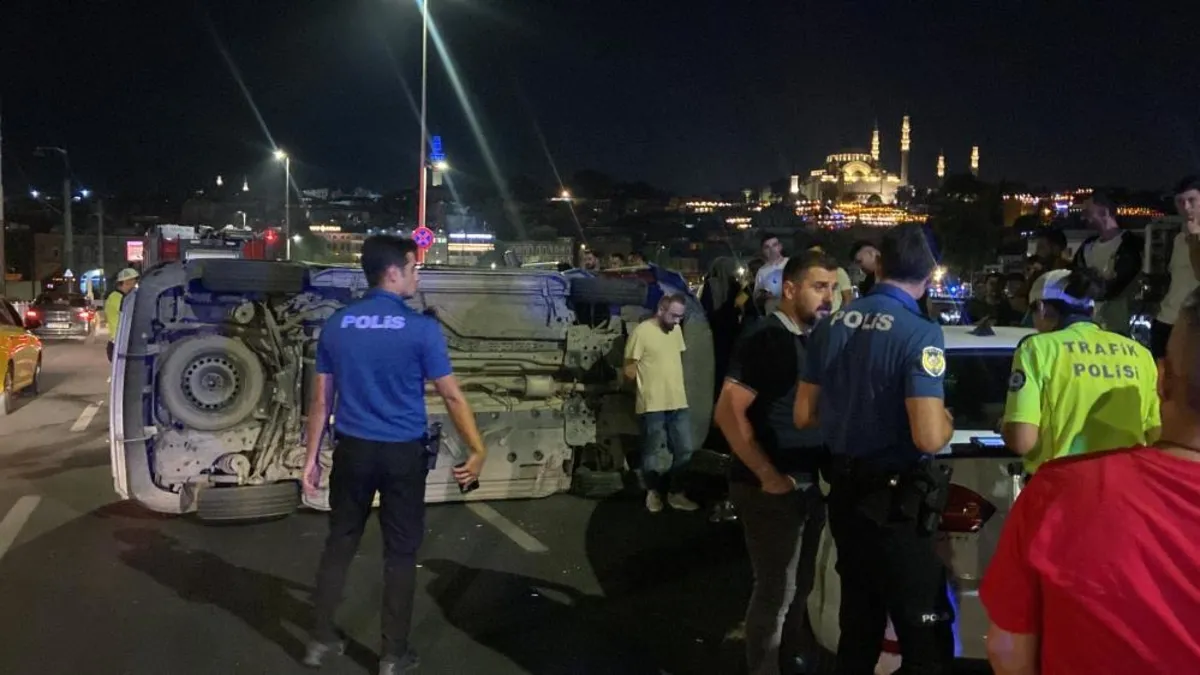 Galata Köprüsü’nde akılalmaz kaza! Park halindeki araçlara vuran hafif ticari araç yan yattı: 2 yaralı