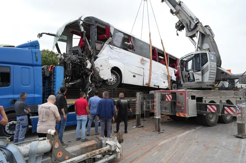 canakkalede-feci-kaza-olu-ve-yaralilar-var-sorusturma-baslatildi-1746887855884.jpeg Enkaza dönen otobüs vinç yardımıyla olay yerinden kaldırıldı. (İHA)