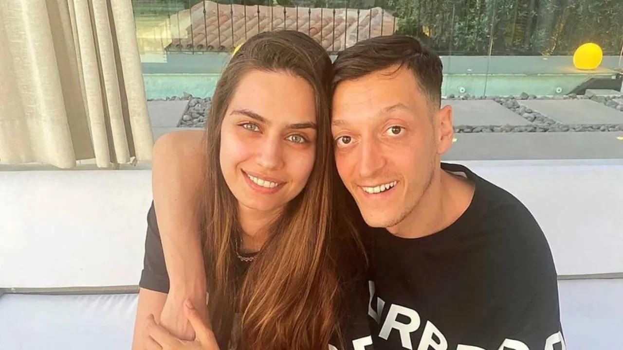 Mesut Özil ve Amine Gülşe evinin kapılarını Zeynep Sever Demirel’in programına açtı