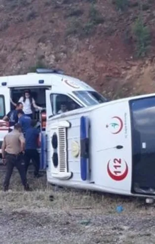 Denizli Serinhisar'da hasta taşıyan ambulans devrildi: 4 yaralı