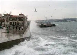 İstanbul’da deniz trafiğine lodos engeli