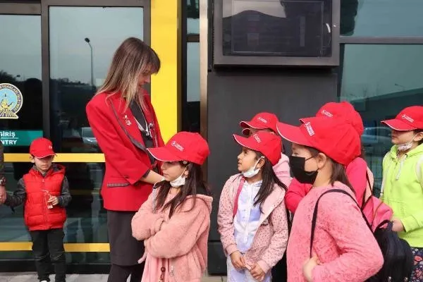 THY’den 23 Nisan sürprizi: 46 çocuk uçakla tanıştı-4