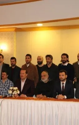 Sanatçı ve futbolcular sınır hattına gitti