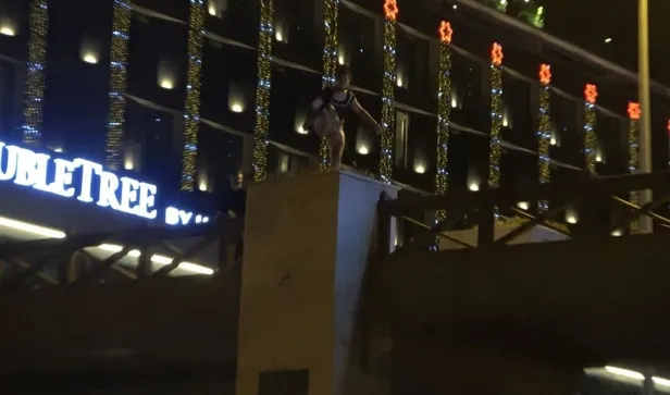 Antalya'da gece yarısı korku dolu anlar! Üst geçidine çıkan kadın bekçilerden kaçarken trafiği birbirine kattı-3