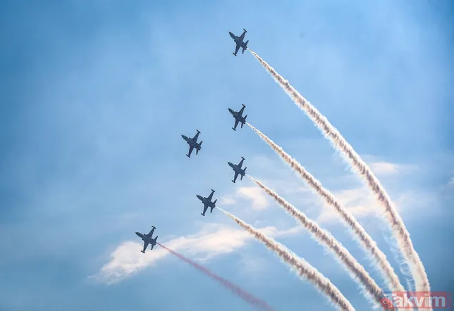 Çanakkale Deniz Zaferi’nin 106’ncı yıl dönümünde Türk Yıldızları’ndan Şehitler Abidesi’nde nefes kesen gösteri