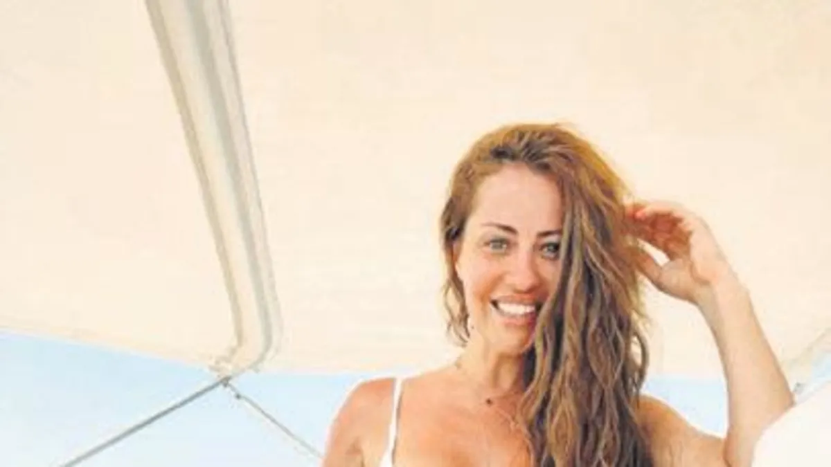 Derya Uluğ'nun beyaz bikinisiyle verdiği pozlar, büyük ilgi gördü